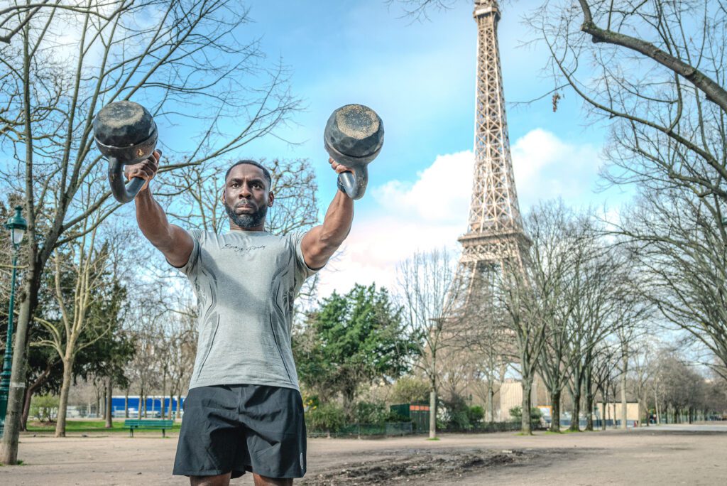 Photo de Sam avec des kettlebells