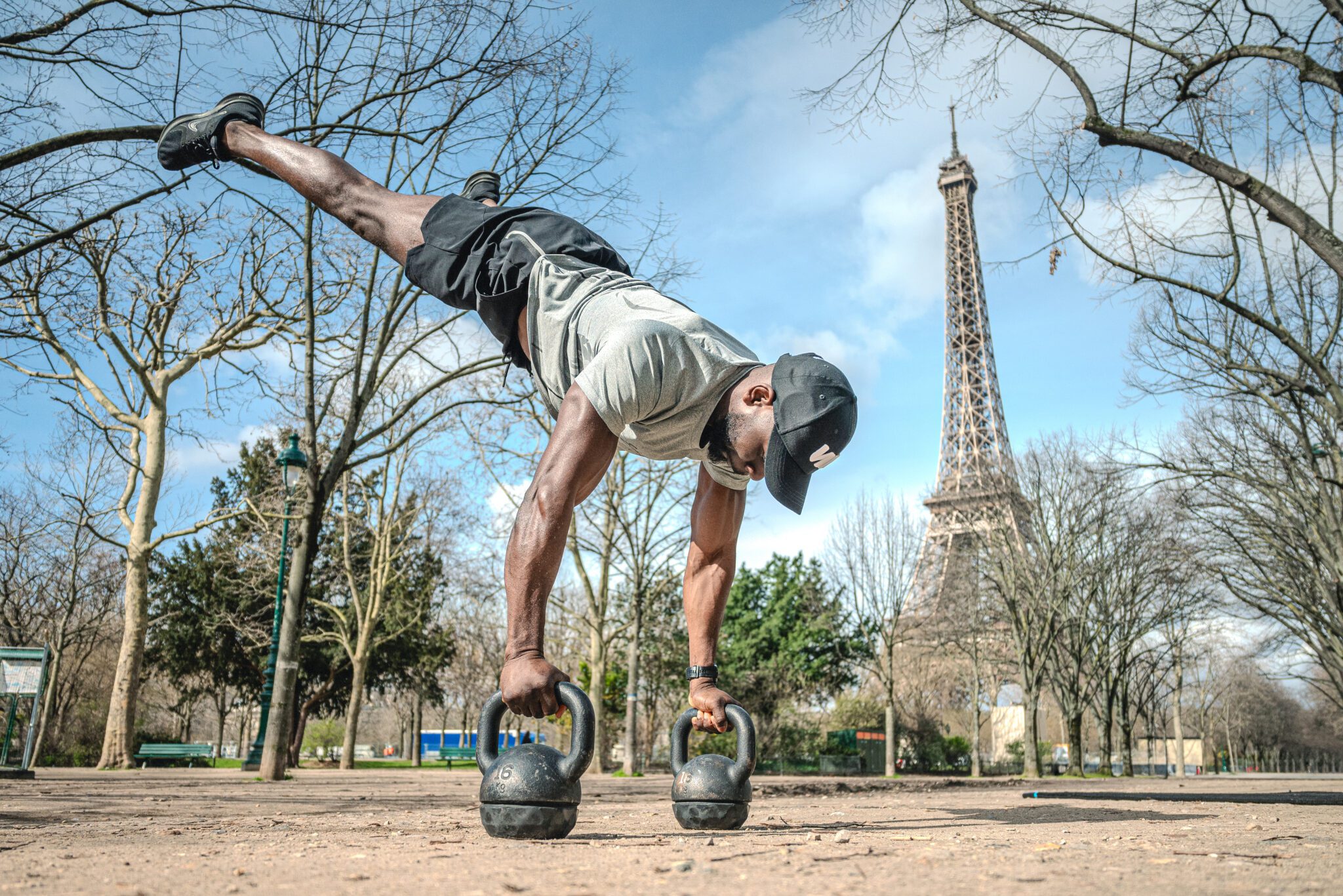 Photo de Sam avec des kettlebells en drapeau