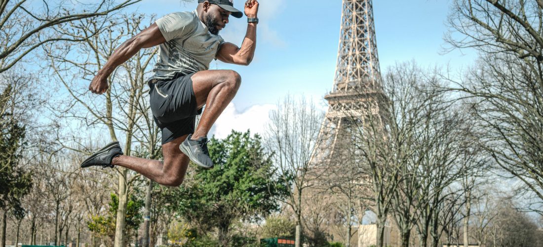 Photo de Sam qui saute avec des kettlebells